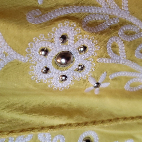 NWT Yellow & White Embellished & Embroidered Top Size Small Tee - Picture 5 of 10